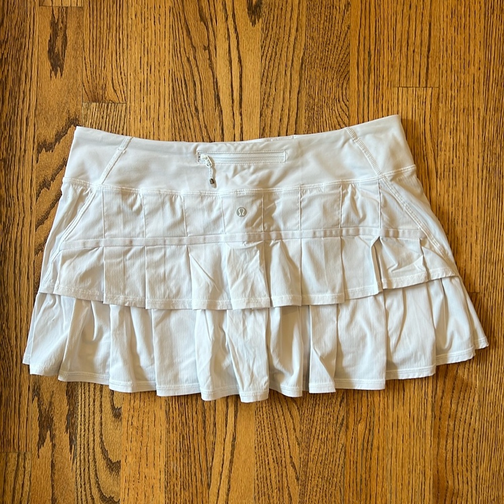 Lululemon tennis skort. With ball pocket. Size 10 EUC. White